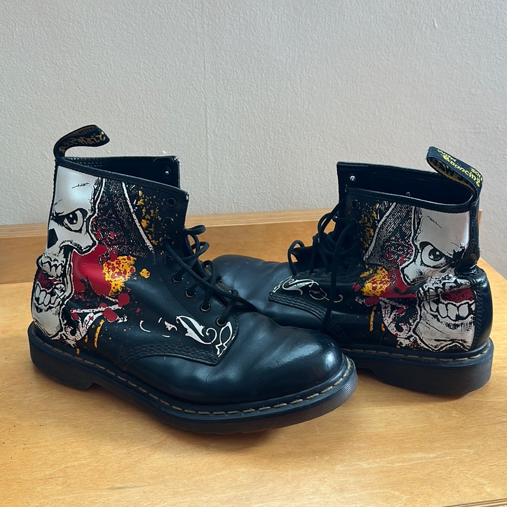 Doc Martens limited edition,half skull black leather boots.